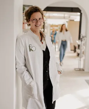 Caroline Bormann im weißen Kittel in der Offizin